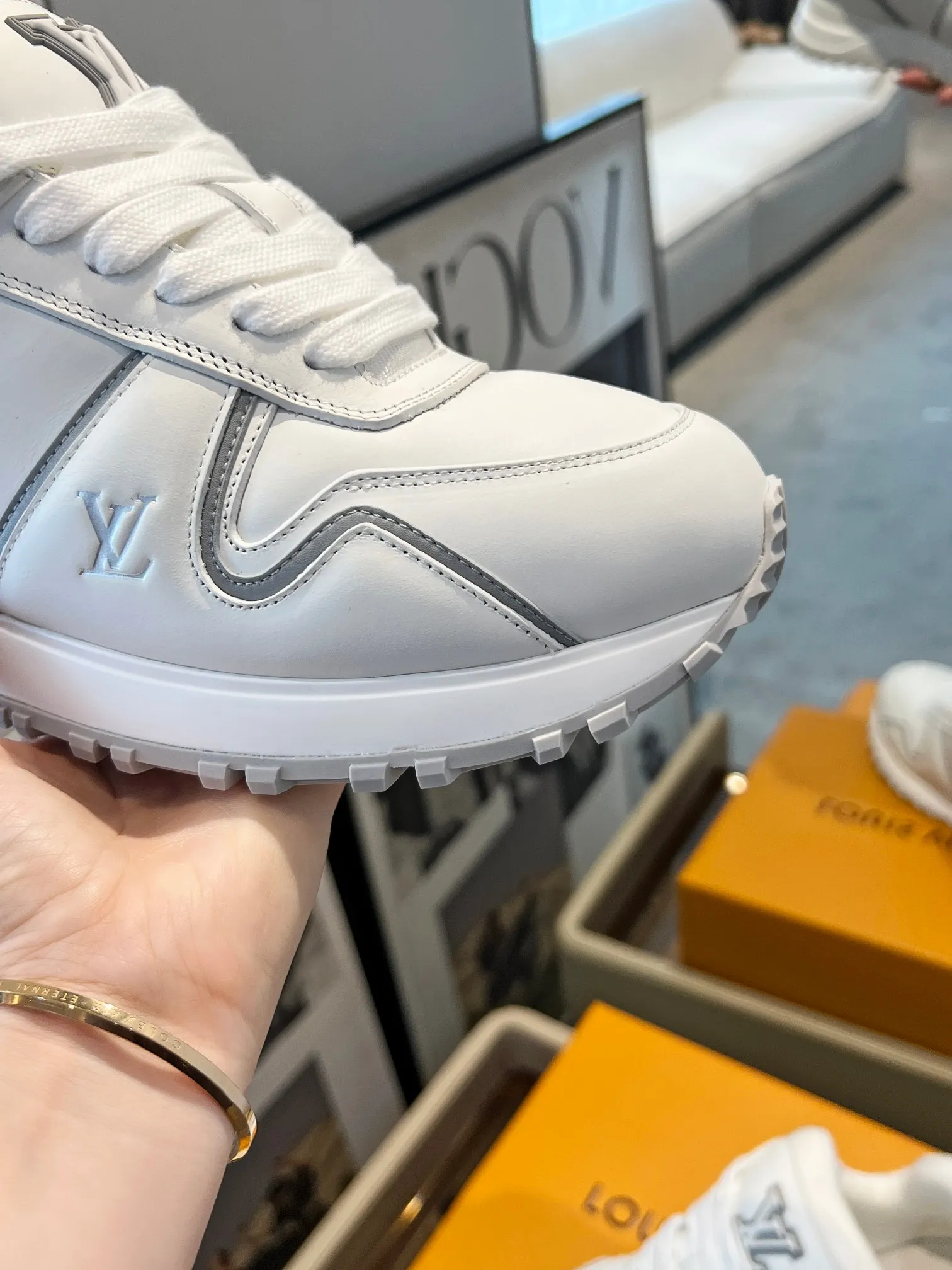 👟👟Ex-factory price 720👟👟 .LV Louis Vuitton's latest model, Phat Ding couple's thick-soled casual sneakers, original 1:1 production. Exquisite packaging at the counter [Celebration] ▪️Fabric: Original customized imported first-layer cowhide ▪️Inner lining: Customized breathable mesh ▪️Outsole: Original open-molded TPU combination outsole ▪️Sole thickness: 3.5CM ▪️Size: Women's 35-42/ Men's 39-46